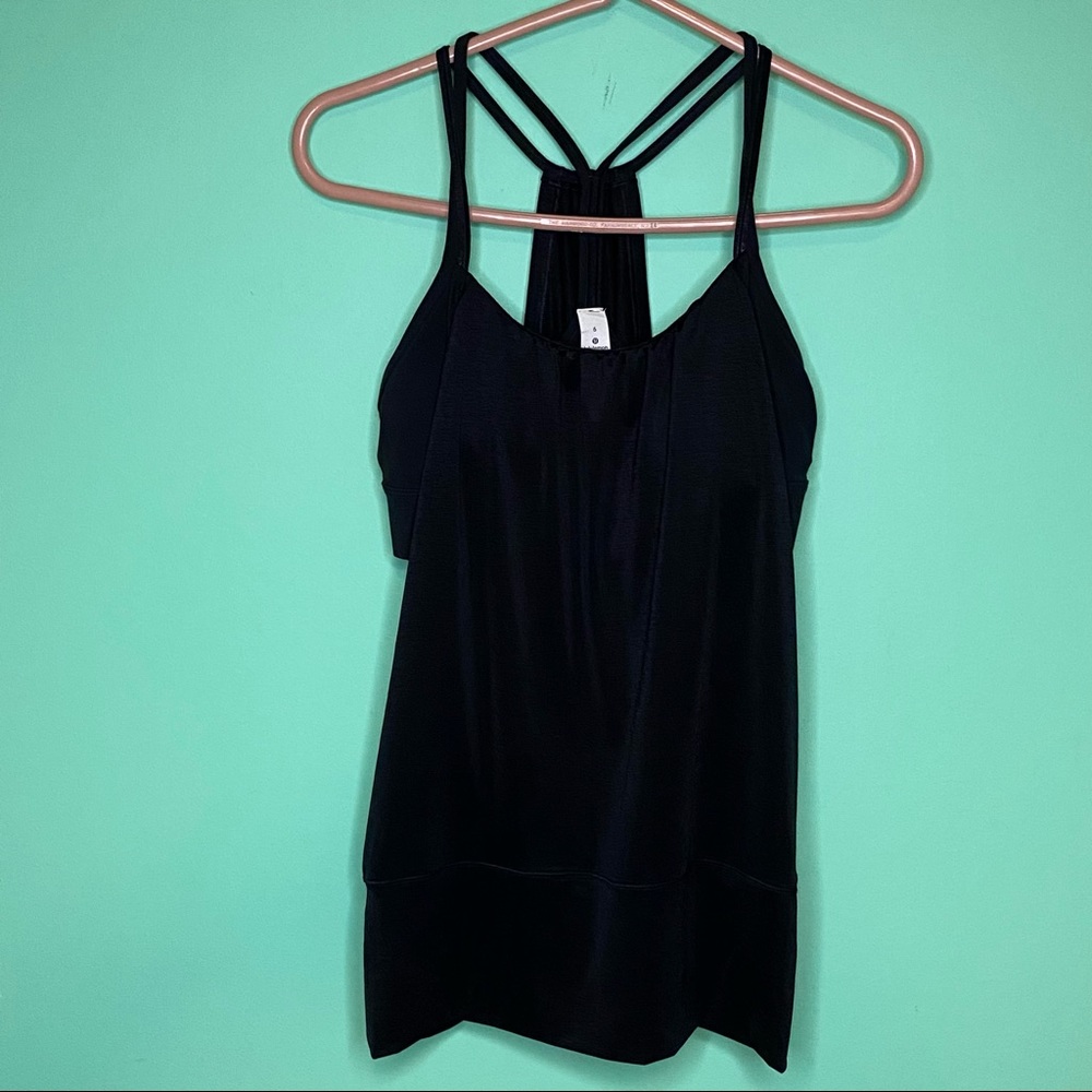 Women’s size 6 Lululemon Athletic top pre owned good condition